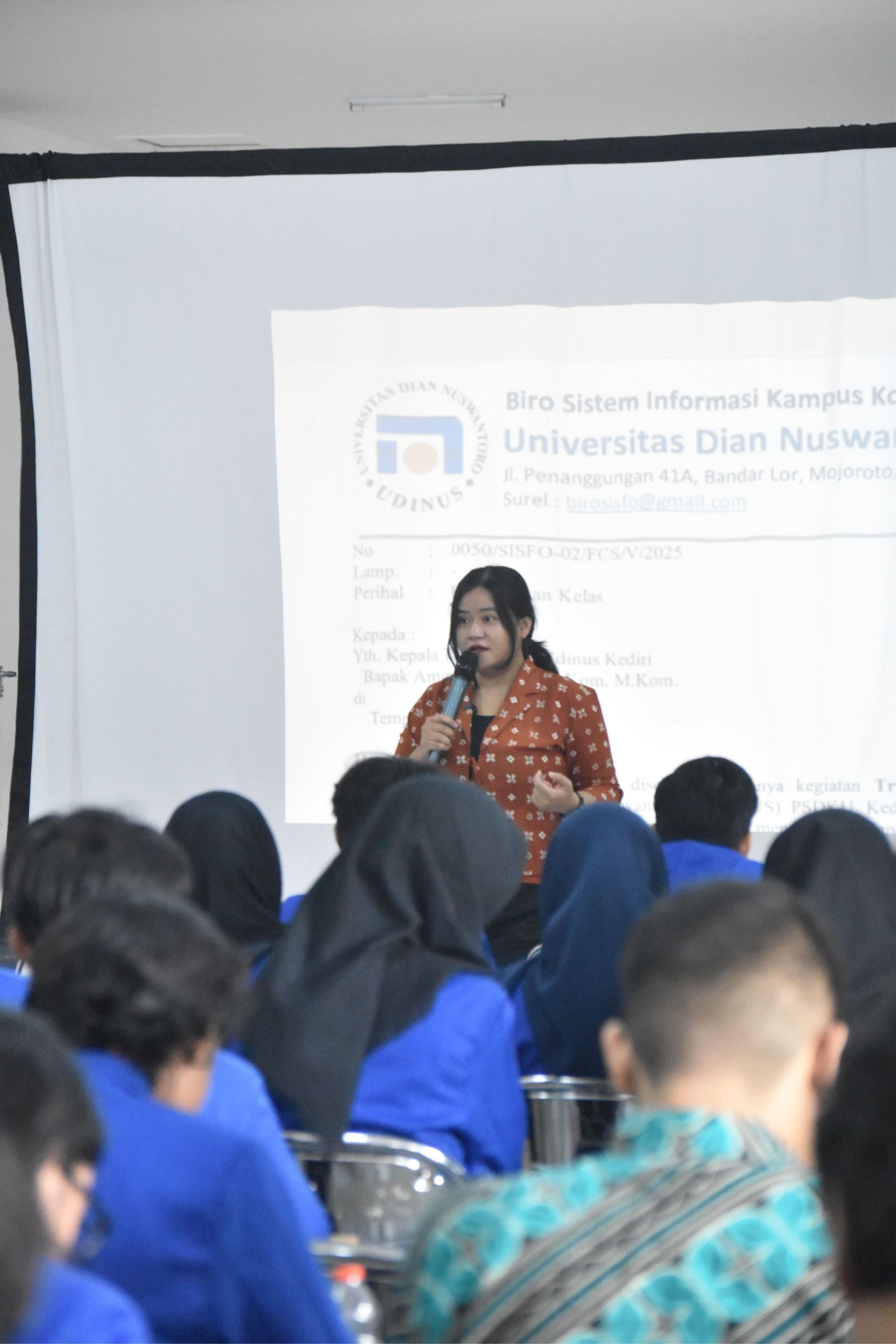 Pemaparan Materi Administrasi dan kesekretariatan oleh ibu Erba Lutfina, S.Kom., M.Kom